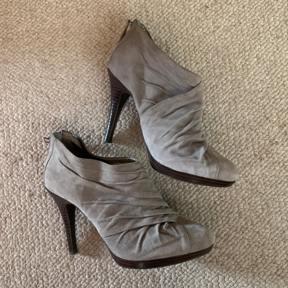 Banana Republic grey stylish heels